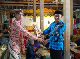 Pagelaran Wayang Kulit Dalam Rangka Sedekah Labuh